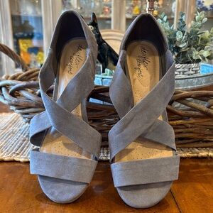 dexflex comfort Women's Gray Suede Crisscross Sandals